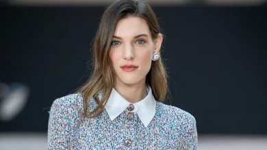PORTRAIT MODE - Charlotte Cardin : petites robes noires, pièces tendances… anatomie de son style