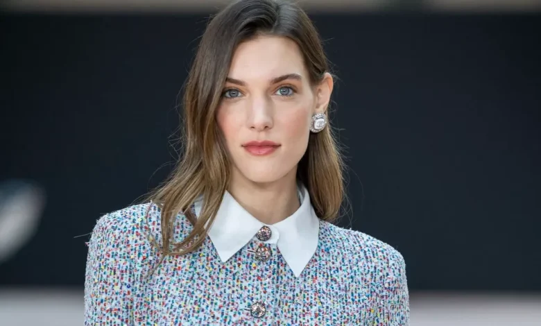 PORTRAIT MODE - Charlotte Cardin : petites robes noires, pièces tendances… anatomie de son style