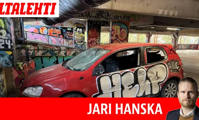 Pääkirjoitus: Suomi-auto hajoaa tienposkeen ja omistajat vain riitelevät