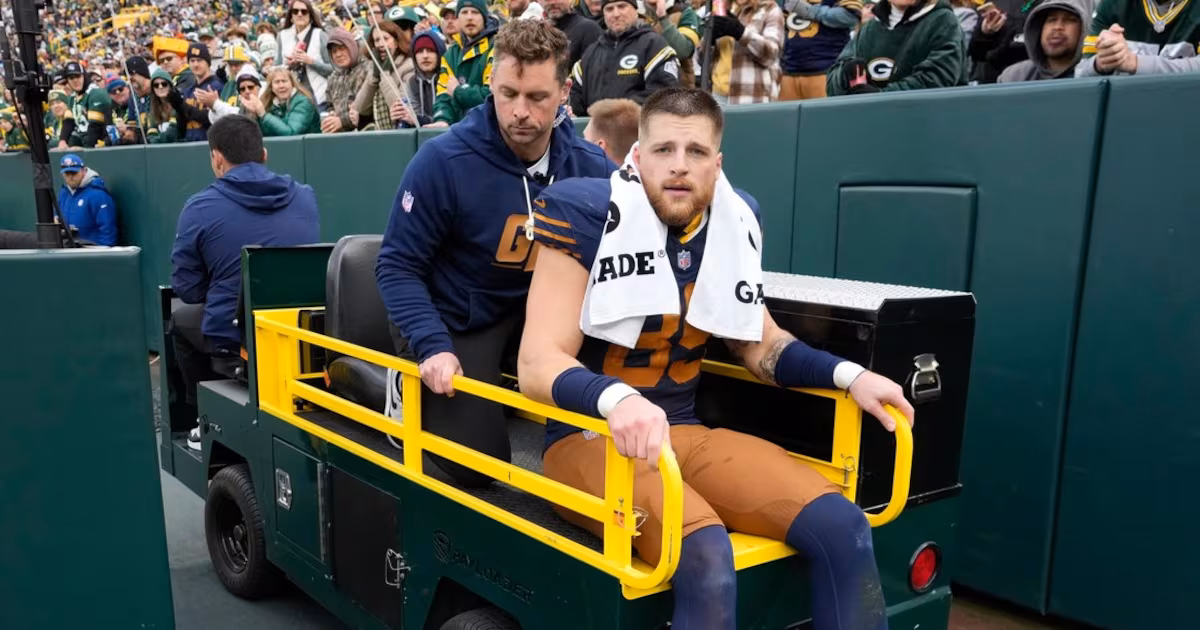 Packers tight end Kraft carted into locker room with knee injury