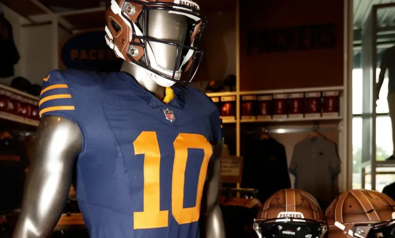 Packers uniforms today: Green Bay wearing throwbacks vs. Panthers on Sunday in Week 9