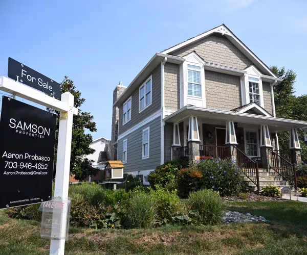 Pandemic-Era Homebuyers Trapped by Low Mortgage Rates