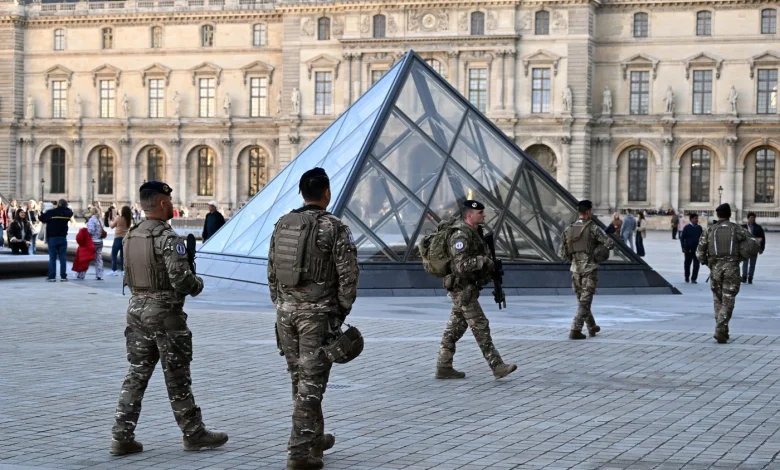Paris prosecutor: 2 Louvre heist suspects had prior theft conviction together