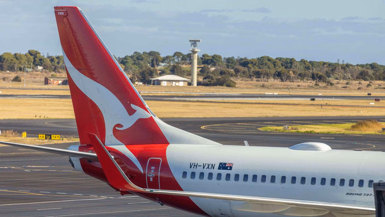 Passenger removed from Qantas flight
