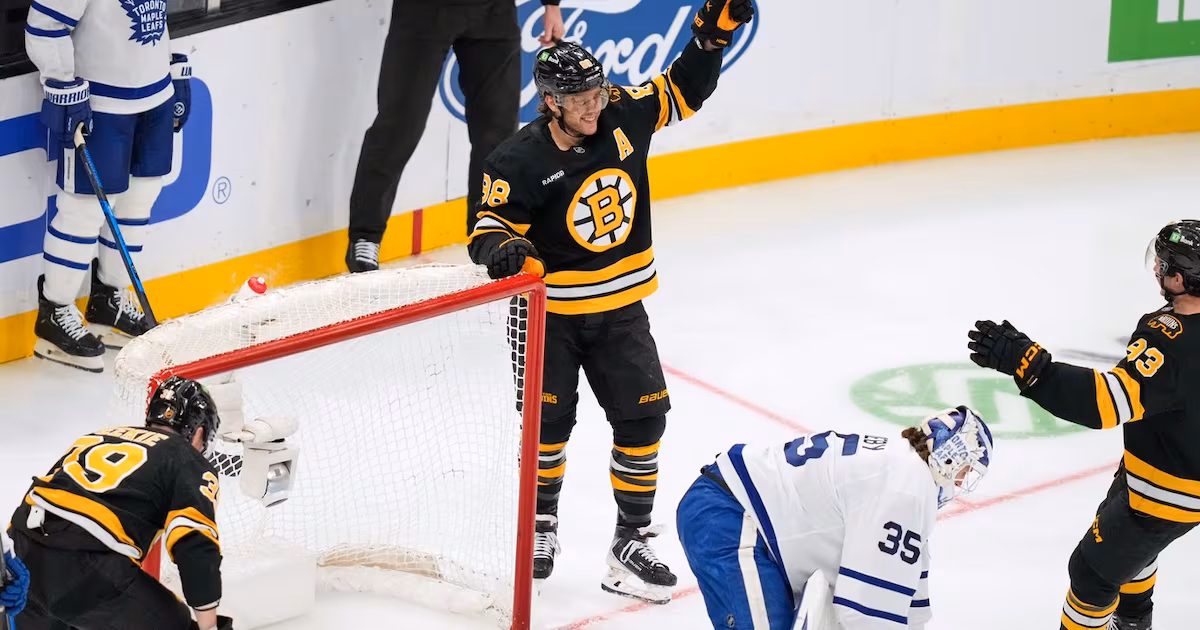 Pastrnak scores twice, hits 400-goal milestone as Bruins beat Maple Leafs