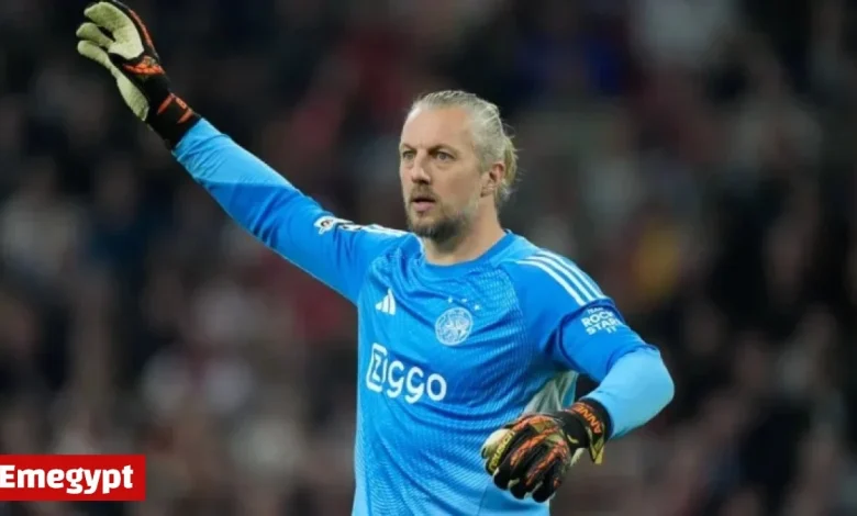 Pasveer Blocks Two Turkish Goals; Forbs Puts Barcelona Behind