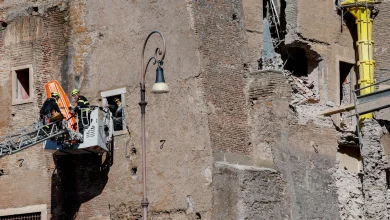 Paura ai Fori Imperiali, crolla parte della muratura della Torre dei Conti: forse persone sotto le macerie