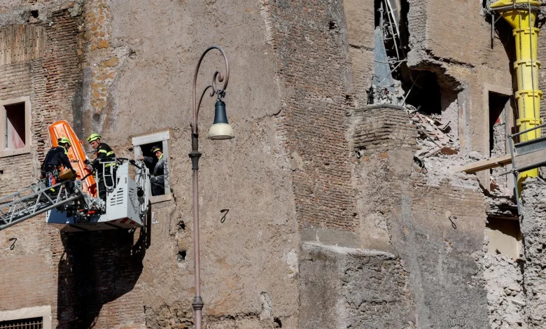 Paura ai Fori Imperiali, crolla parte della muratura della Torre dei Conti: forse persone sotto le macerie