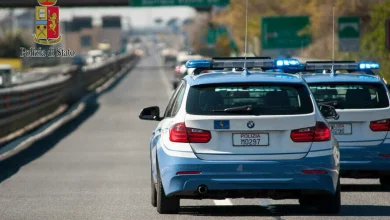Paura sul GRA, lite in auto degenera: donna accoltellata dal marito scappa in corsia d'emergenza