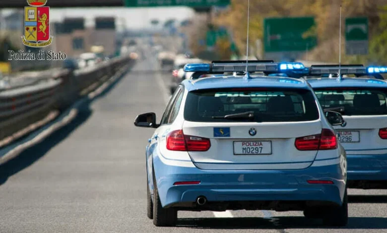 Paura sul GRA, lite in auto degenera: donna accoltellata dal marito scappa in corsia d'emergenza