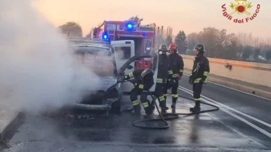 Pavia, furgone in fiamme sul ponte della Libertà. Illeso il conducente