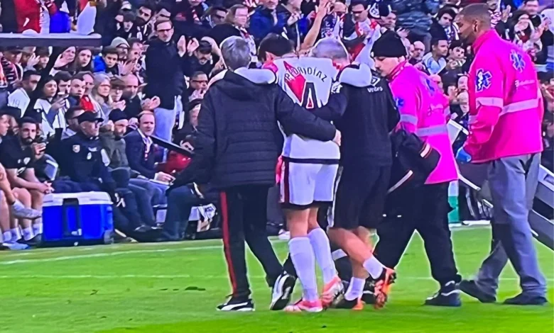 Pedro Díaz se retira lesionado por una torcedura en su rodilla izquierda