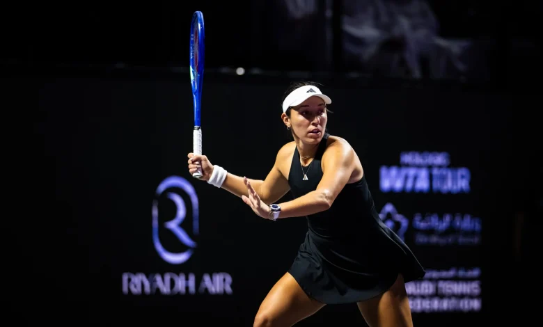 Pegula finds her balance to outlast Gauff in three-set opener