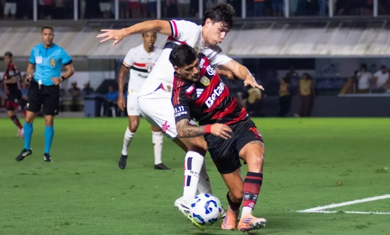 Pênalti para o Flamengo contra o São Paulo agita web: 'Depois é o Palmeiras'