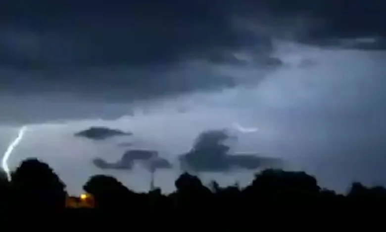 'Persistent' rain and hail as Met Éireann's 5-day forecast signals stormy skies