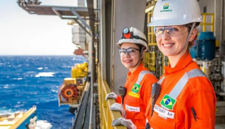 Petrobras abre concurso com salários iniciais de até R$ 11 mil