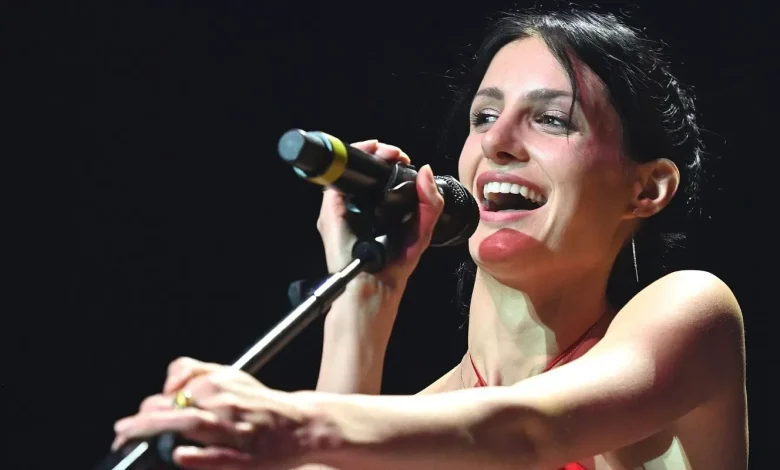 Proud Girl Dad Moment: Tim McGraw Brings Out Daughter Audrey for Surprise “Barracuda” Performance