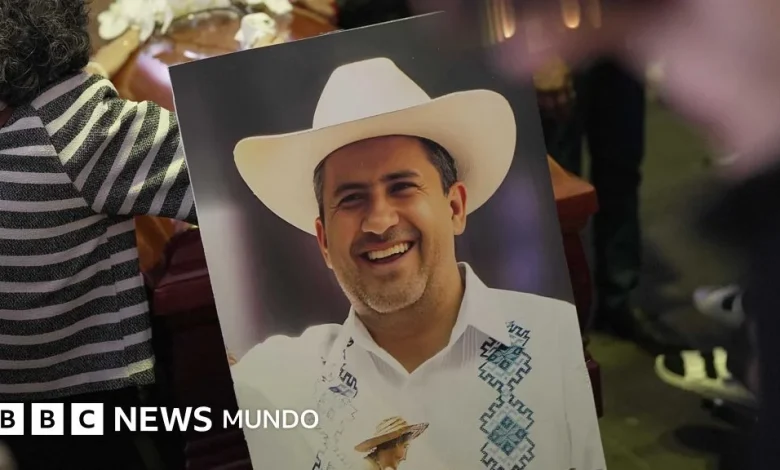 Quién era Carlos Manzo, el alcalde asesinado en México que le había pedido al gobierno de Sheinbaum apoyo para enfrentar al crimen organizado