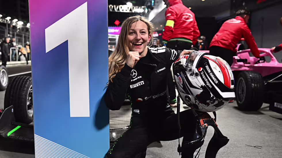 RACE 1: Doriane Pin secures victory in dramatic Las Vegas race as title rival Maya Weug crashes out