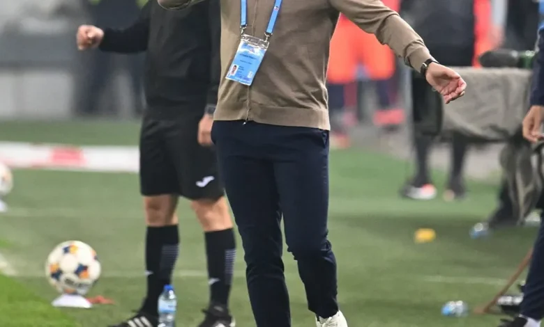 Rădoi, „trădat” de un rapidist! Le-a dat informații adversarilor Craiovei: „Chiar l-am rugat după meci, nu s-a putut abține” + Vor fi peste 1000 de fani olteni la Viena