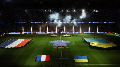Recueillement au Parc des Princes, Mbappé à 400 buts et la victoire qui envoie les Bleus en Amérique, revivez France-Ukraine en images