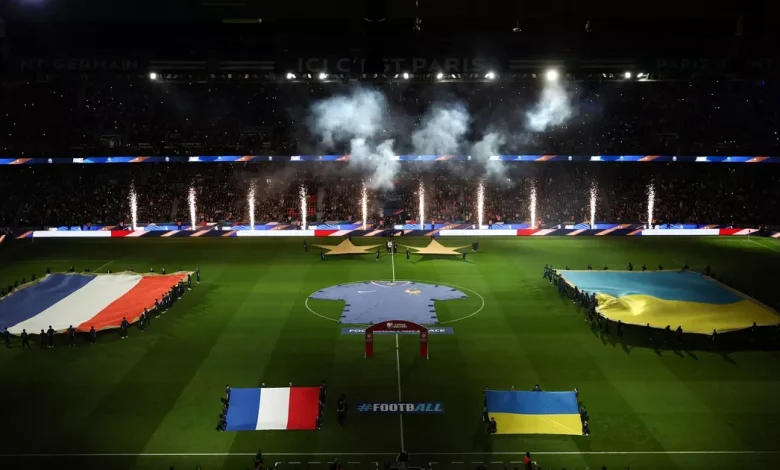 Recueillement au Parc des Princes, Mbappé à 400 buts et la victoire qui envoie les Bleus en Amérique, revivez France-Ukraine en images