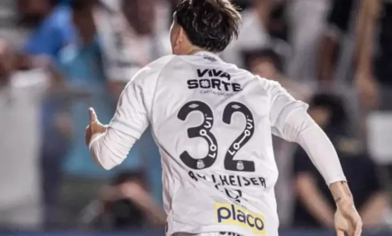 Rollheiser celebra gol no clássico e agradece apoio da torcida do Santos: "Fizemos um grande jogo"
