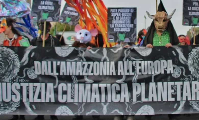 Roma chiama Belém: il Climate pride ha colorato la Capitale chiedendo lo stop a combustibili fossili e riarmo
