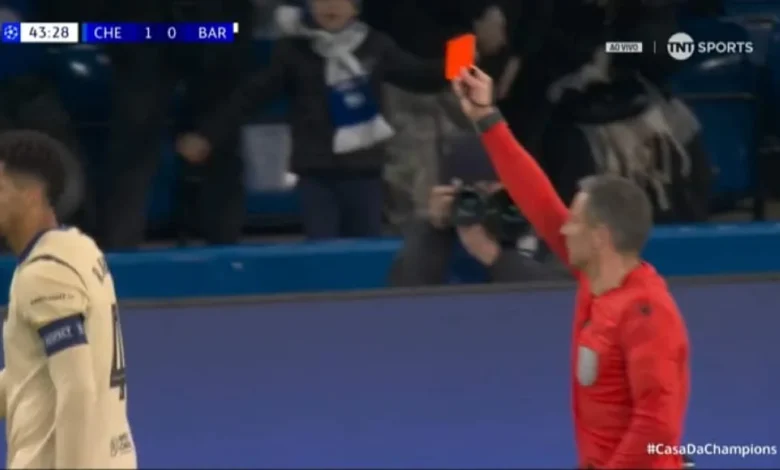 Ronald Araujo vê cartão vermelho por falta dura em Cucurella e complica Chelsea x Barcelona no Stamford Bridge