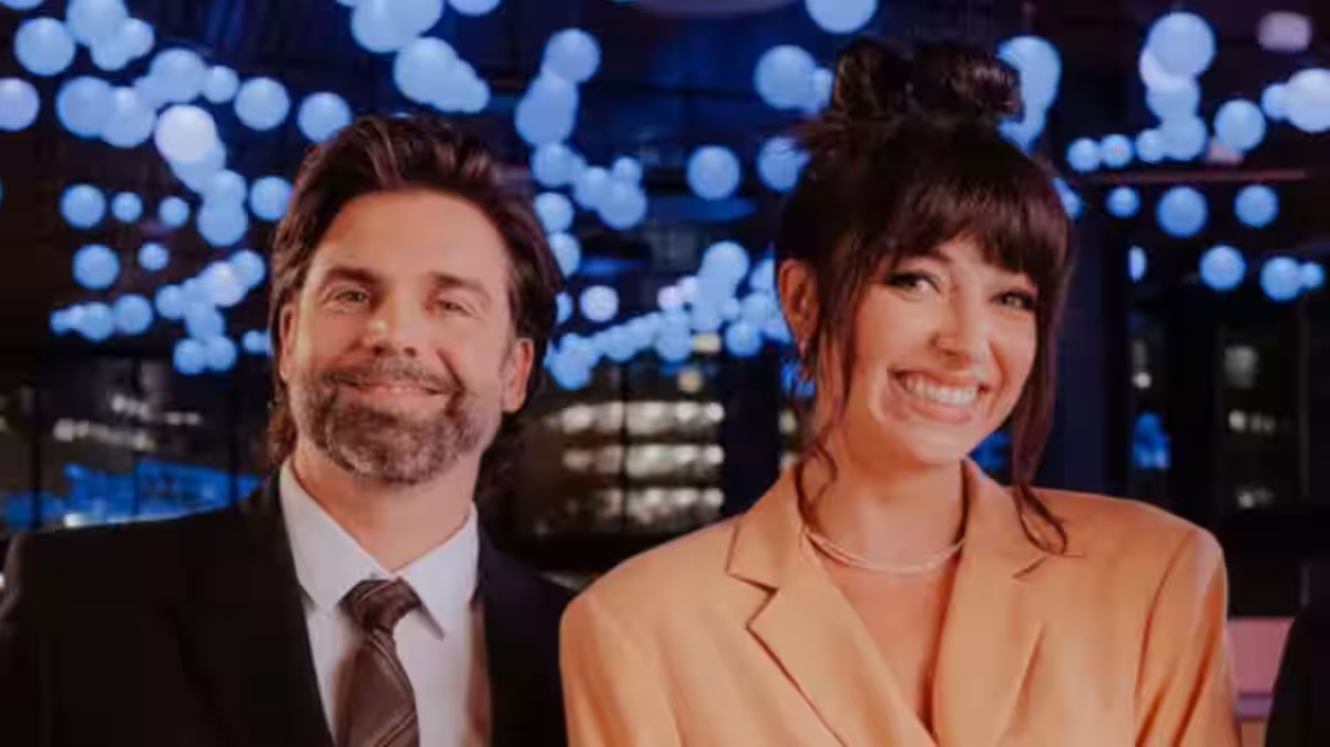 Rosalie Bonenfant souhaite un joyeux anniversaire à Jean-Philippe Wauthier, son collègue, rien de plus