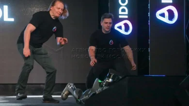 Russia ‘Human’ Robot Falls on Stage During Debut