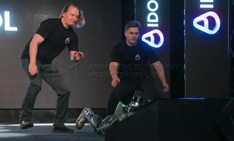 Russia ‘Human’ Robot Falls on Stage During Debut