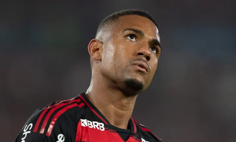 Samuel Lino protagoniza lance curioso com Everson em Atlético-MG x Flamengo após cumprimentar defesa