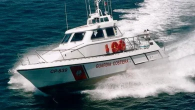 San Felice Circeo, barca a vela si spiaggia sull’arenile per il forte vento