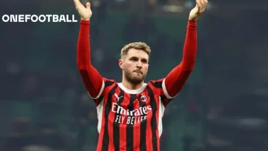 Santiago Giménez no la pasa bien en Italia