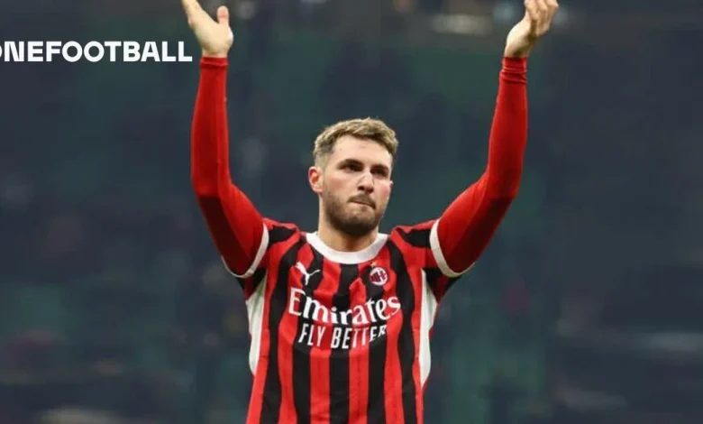 Santiago Giménez no la pasa bien en Italia