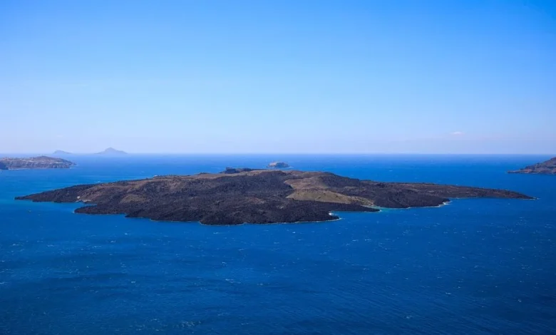 Santorini Quakes Caused by Magma Equal to 20 Giza Pyramids