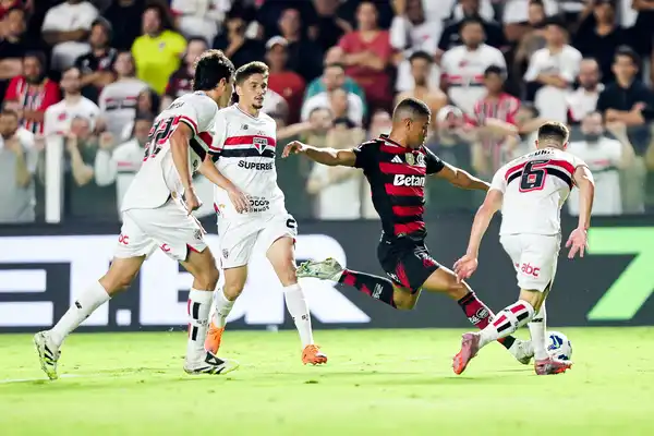 São Paulo desafia Flamengo em busca de reabilitação no Campeonato Brasileiro; torcida em peso!