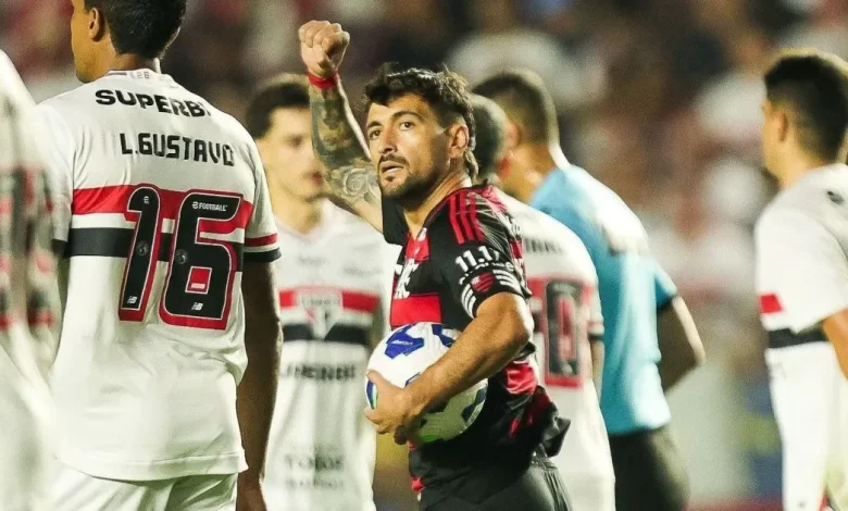 São Paulo x Flamengo: veja pênalti cometido sobre Arrascaeta