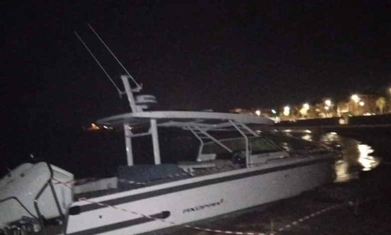 Scafo spiaggiato a Santa Marinella