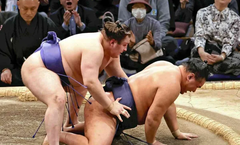 Sekiwake Aonishiki from Ukraine Defeats Yokozuna Hoshoryu, Wins Fukuoka Grand Sumo Tournament