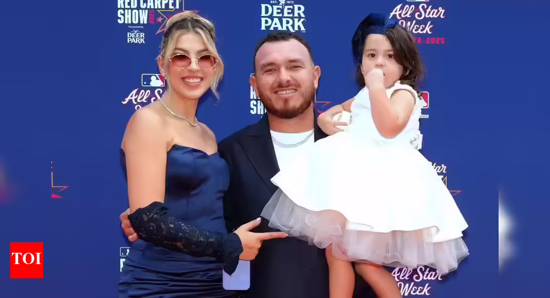 Shane Bieber's wife Kara's fiery reaction to Alejandro Kirk's wife Sofia Castaneda's World Series post sp