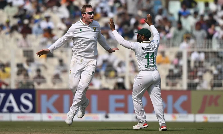Simon Harmer takes 2 wickets in an over to leave India at 42/4 in IND vs SA 2025 2nd Test [Watch]