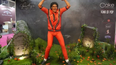 Six-foot life size Thriller Michael Jackson tribute at Birmingham Cake Show | ITV News