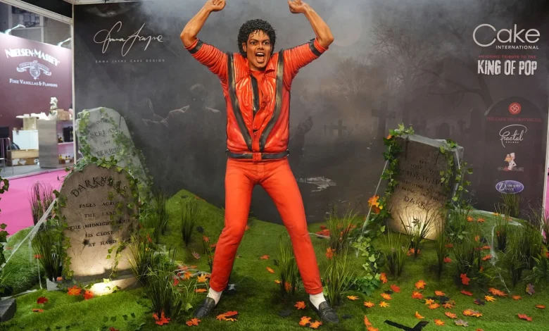Six-foot life size Thriller Michael Jackson tribute at Birmingham Cake Show | ITV News