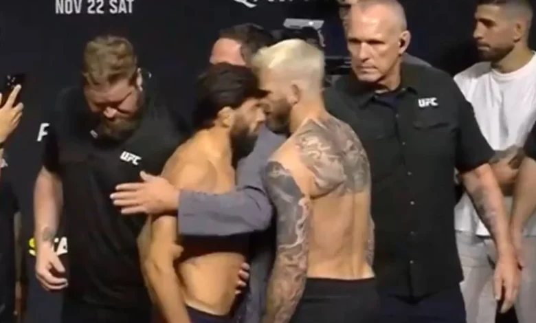 Skandaliczna scena na ważeniu przed UFC! Uderzył rywala głową (WIDEO)