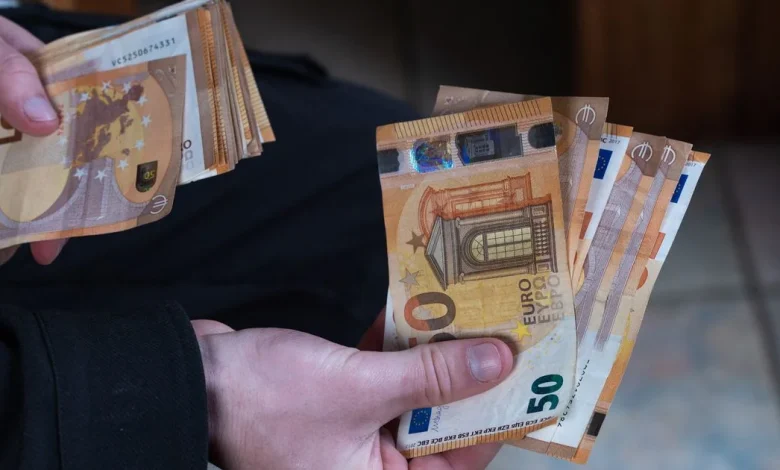 Social welfare Ireland: Full list of 33 groups getting Christmas Bonus as payment date nears