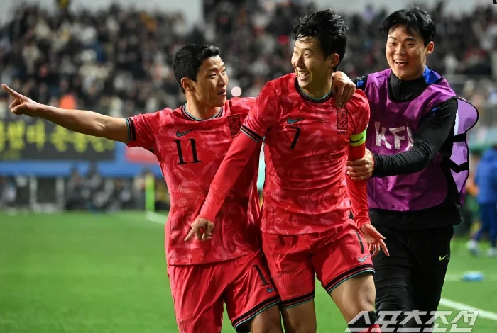 Son Heung-min and Lee Jae-sung smile at the first goal