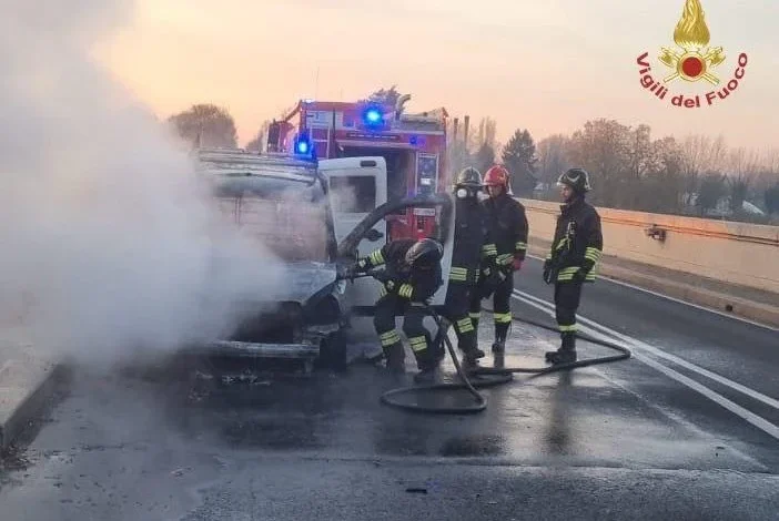 Spento l’incendio di un furgone sul Ponte dell’Impero a Pavia