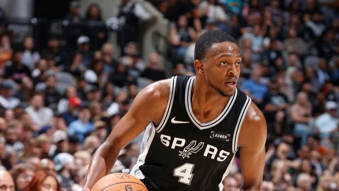 Spurs' Fox hits ground running, has 24 in debut